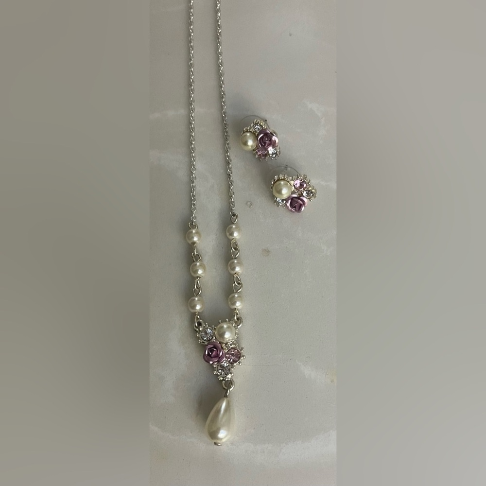 Avon Melissa Necklace and Earring set